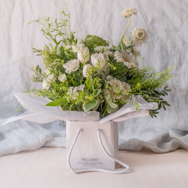 Flower Box con flores en tonos blancos