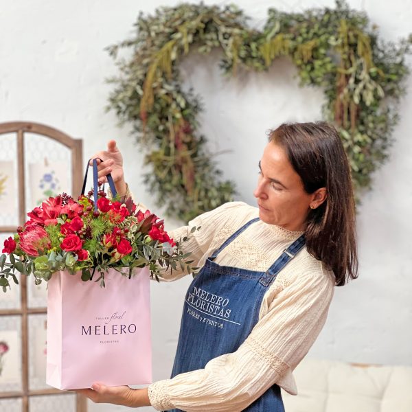 Ramo de flores rojas en bolsa exclusiva de Melero floristas